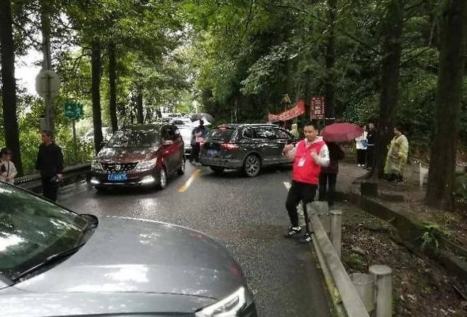 쓰촨성 두장옌 가는 길. 차들이 엉켜 움직이지 못하고 있다.