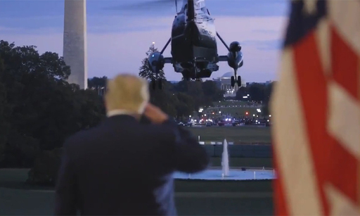 도널드 트럼프 미국 대통령이 5일(현지시간) 백악관에 복귀한 뒤 트위터에 올린 37초짜리 영상에서 대통령 전용헬기인 ‘마린 원’을 향해 경례하고 있다. 트럼프 대통령 트위터 영상 캡처