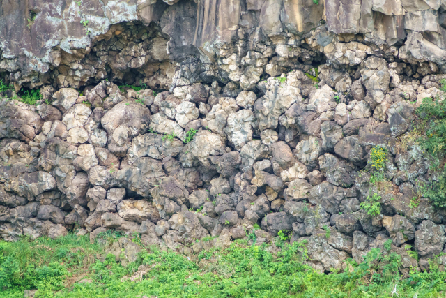 아우라지 베개용암은 화산에서 분출한 용암이 강물을 만나 급격히 식으면서 베개 모양으로 굳어진 지형이다./사진제공=GnC21