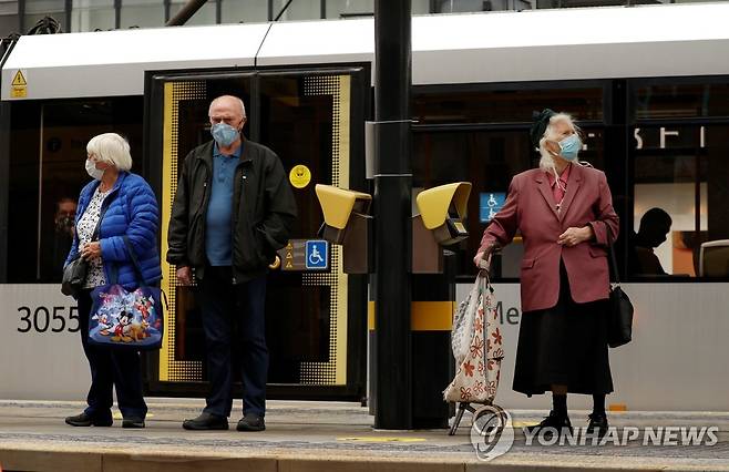 잉글랜드 북서부 맨체스터에서 마스크를 쓰고 트램을 기다리는 시민들 [로이터=연합뉴스]