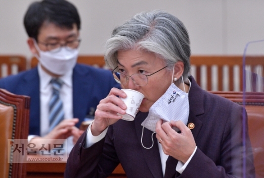 7일 국정감사에 출석한 강경화 외교부 장관이 마스크를 잠시 벗고 물을 마시고 있다.김명국 선임기자 daunso@seoul.co.kr