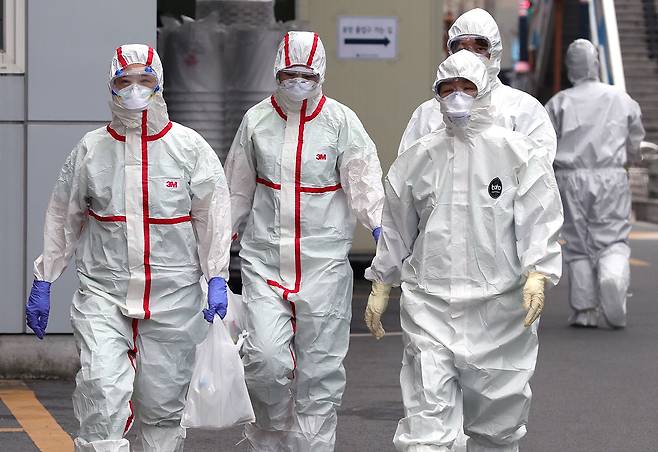 ⓒ연합뉴스2월28일 계명대학교 대구동산병원에서 의료진이 근무 교대를 하기 위해 걸어가고 있다.