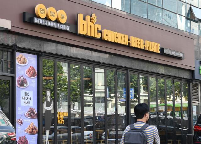 지난달 28일 찾은 서울 강남구 BHC삼성점은 2017년 말까지 BBQ봉은사역점으로 운영됐다. 3년 전 '윤홍근 BBQ 회장 갑질 논란'으로 이목을 끌었던 이 매장은 해당 사건이 언론에 보도된 지 두 달여 만에 경쟁사인 BHC로 인수됐다. 배우한 기자