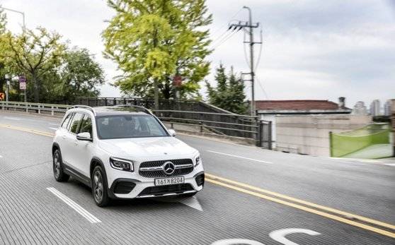 벤츠 더 뉴 GLB가 도로 위를 질주하고 있다. 벤츠코리아 제공
