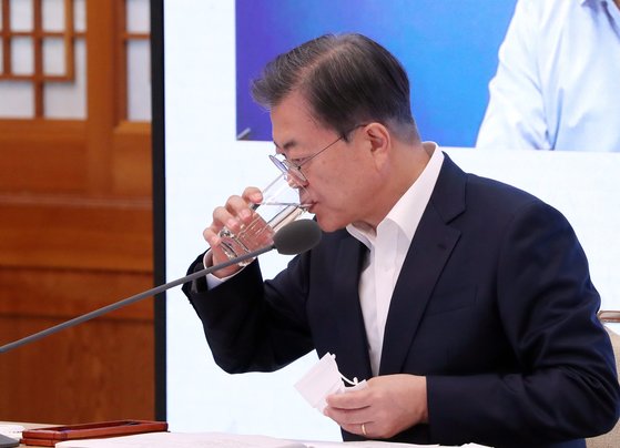 문재인 대통령이 8일 청와대에서 열린 간담회에서 물을 마시고 있다.    연합뉴스