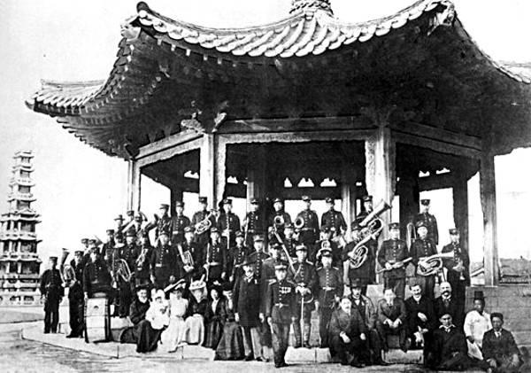 1906년 팔각정에서 찍은 군악대 단체사진. 김해경 교수 제공