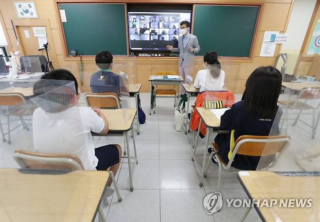 대면 수업과 원격 수업이 동시에 이뤄지는 서울의 한 초등학교 [연합뉴스 자료사진]