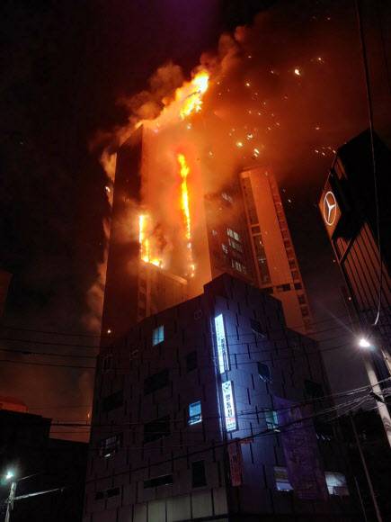 주상복합 전체로 퍼진 불길 - 8일 오후 울산 남구 주상복합건물 삼환아르누보에서 화재가 발생해 불길이 번지고 있다. 2020.10.9.독자 제공/연합뉴스