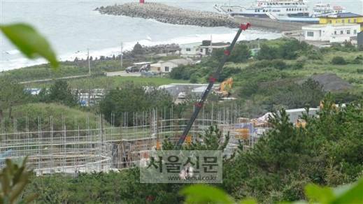 개발바람으로 우도에 들어서고 있는 대형리조트 건설 현장. 우도의 절경인 기암절벽 톨칸이와 가까워 공사로 인한 톨칸이 암반 훼손 등이 우려된다.