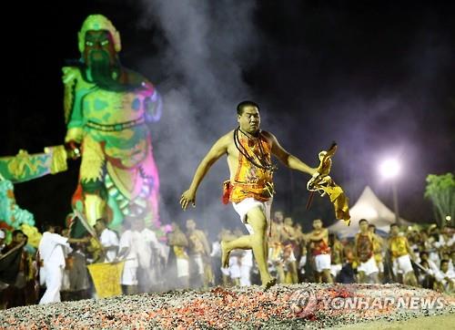 푸껫에서 매년 열리는 '채식주의자 축제' 행사 모습(자료사진) [EPA=연합뉴스]