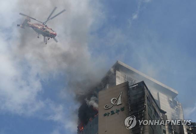 울산 아파트 화재 진화하는 헬기 (울산=연합뉴스) 김용태 기자 = 8일 오후 울산시 남구 한 주상복합아파트에서 난 화재가 9일 오전까지 꺼지지 않아 헬기가 동원돼 진화 작업을 하고 있다. 2020.10.9 yongtae@yna.co.kr