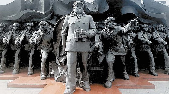 중국 단둥 압록강단교의 항미원조 기념조각상. 가운데는 인민지 원군 사령관 펑더화이.