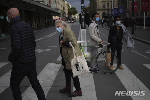 [파리=AP/뉴시스]지난 8일(현지시간) 프랑스 수도 파리의 한 횡단보도에서 시민들이 신종 코로나바이러스 감염증(코로나19) 예방을 위해 마스크를 착용한 채 걷고 있다. 9일(현지시간) 프랑스 당국에 따르면 코로나19 신규 확진자 수가 2만 339명으로 사상 최대를 기록했다. 2020.10.10.