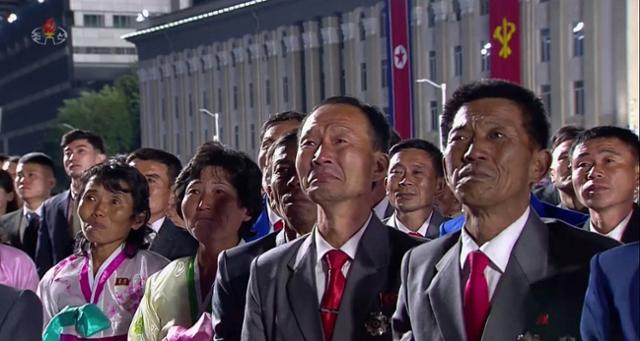열병식에 참석한 주민들이 김정은 위원장의 연설을 들으며 눈물을 흘리고 있다. 조선중앙TV 캡처