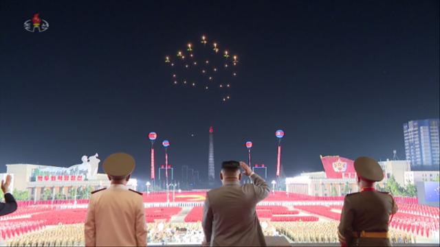 김정은 북한 국무위원장이 주석단에서 고공 비행쇼를 관전하고 있다. 조선중앙TV 캡처
