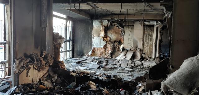 지난 10일 울산 화재 피해 주민들이 확인한 남구 주상복합 건물 삼환 아르누보의 피해 현장. 거센 불길에 주택이 형체를 알아볼 수 없이 검게 탔다. 주민 제공