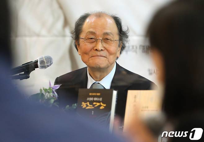 조정래 작가가 12일 서울 중구 프레스센터에서 열린 '한국문학의 거대한 산맥 조정래 등단 50주년 기념 기자간담회'에 참석해 발언하고 있다. 2020.10.12/뉴스1 © News1 이성철 기자