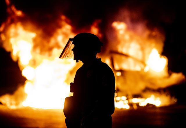 흑인 조지 플로이드가 미국 백인 경찰에 의해 목이 눌려 사망한 사건에 항의하는 시위대가 지난 5월 30일 텍사스주 오스틴에서 차량에 불을 지르는 방화 시위를 벌였다. AP뉴시스