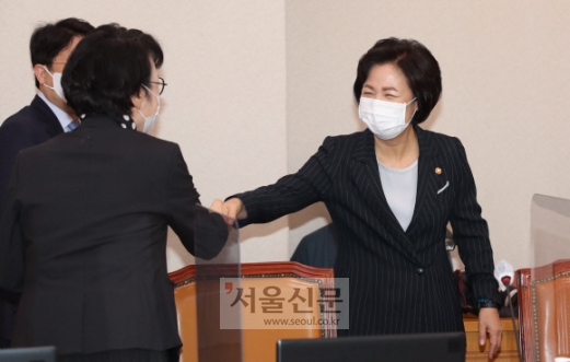 - 추미애 법무부장관이 12일 국회 법사위 법무부 국정감사에 참석하고있다. 2020. 10. 12 오장환 기자5zzang@seoul.co.kr
