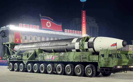 지난 10일 북한 당창건 75주년 열병식에서 처음으로 공개된 신형 ICBM(대륙간탄도미사일). 바퀴 22개 달린 이동식 발사대에 실려 세계 최대 이동식 ICBM으로 평가받고 있다. / 조선중앙TV 연합뉴스