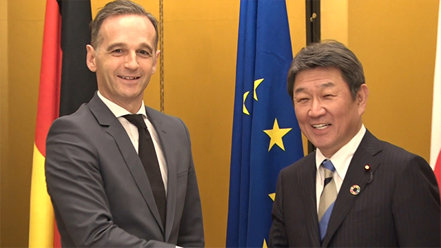 모테기 도시미쓰 일본 외무상(오른쪽)과 하이코 마스 독일 외무장관이 지난해 11월 일본 나고야에서 열린 ‘G20 외무장관 회담’에서 악수하고 있다.〈출처=일본 외무성〉
