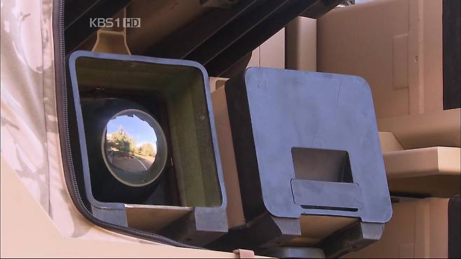 발사 차량 안의 발사관에 장착된 스파이크 미사일. 앞에 카메라가 들어 있다.