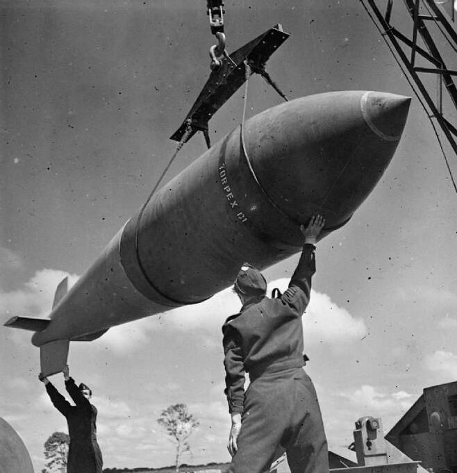 2차세계대전 당시 영국이 개발한 지진폭탄 톨보이/위키피디아(photo by Devon S A (Flt Lt), Royal Air Force official photographer)