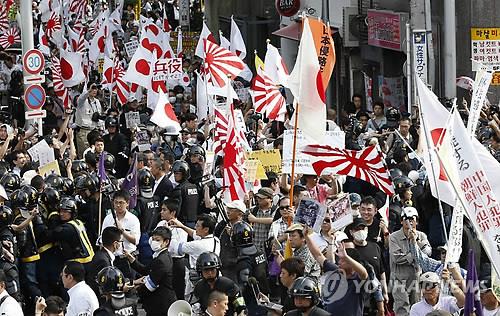 도쿄에서 행진하는 혐한 시위대와 항의하는 시민들 [교도=연합뉴스 자료사진]