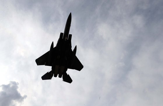 지난 7월 2일 오후 대구공항 인근에서 공군 F-15K 전투기가 비행훈련을 하고 있다. 신원식 국민의힘 의원실에 따르면 지난해 F-15K 기종의 연간 비행 훈련 시간은 170여 시간이었다. [연합뉴스]