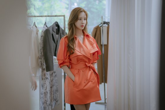 오렌지색 트렌치 코트를 입은 서현. 평소 청순하고 단정한 이미지의 의상을 많이 선택했던 서현이 드라마 '사생활'에선 강렬한 컬러의 옷으로 이미지 변신을 했다. 사진 JTBC