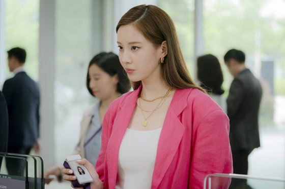 화사한 오피스룩을 보여준 드라마 속 서현의 모습. 하의 역시 같은 핑크색 원단으로 된 반바지를 입었다. 사진 JTBC