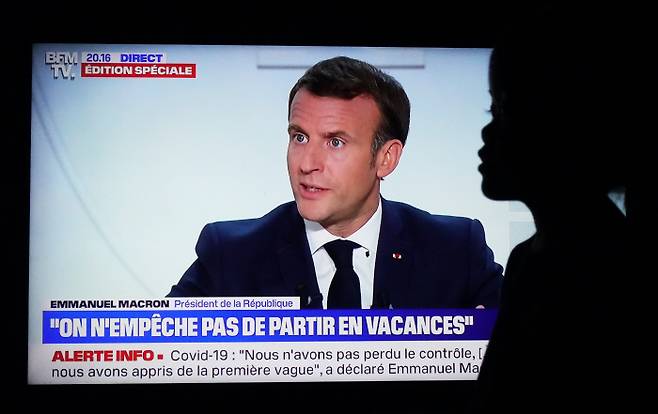 14일(현지시간) 오후 TV연설을 통해 코로나19 확산 저지를 위한 새 추가조치를 설명하고 있는 에마뉘엘 마크롱 프랑스 대통령.   신화통신연합뉴스