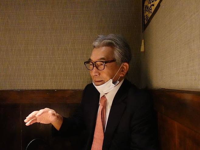 기자들을 만난 자리에서 '귀무덤 위령제'에 대해 설명하는 아마키 전 주레바논 일본 대사.