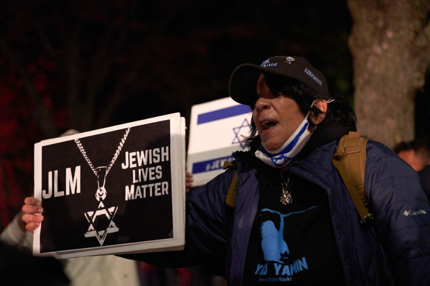 8일(현지시간) 시위 현장에서 한 여성이 ‘유대인 목숨도 소중하다’는 팻말을 들고 있다./사진=AFP 연합뉴스