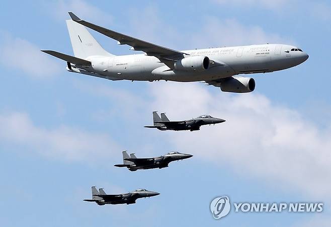 공중급유기 KC-330 시그너스와 F-15K [연합뉴스 자료사진]