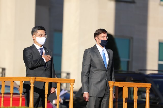지난주 미국 수도 워싱턴에서 열린 한미연례안보협의회(SCM)에 참석한 서욱 국방장관(왼쪽)과 마크 에스퍼 미 국방장관.