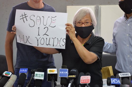 웡은 지난 8월 중국 공안에 체포된 민주화 운동가 12명의 석방을 촉구했다. [AFP=연합뉴스]