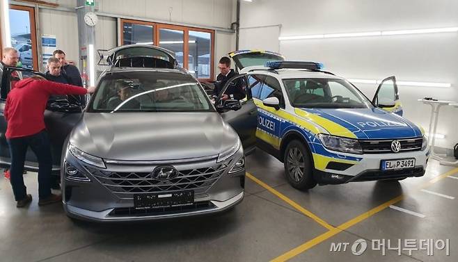 현대자동차의 수소전기차 '넥쏘'가 독일 오스나브뤼크 경찰국 차량이 되기 위해 테스트를 받는 모습. /사진=오스나브뤼크 경찰국