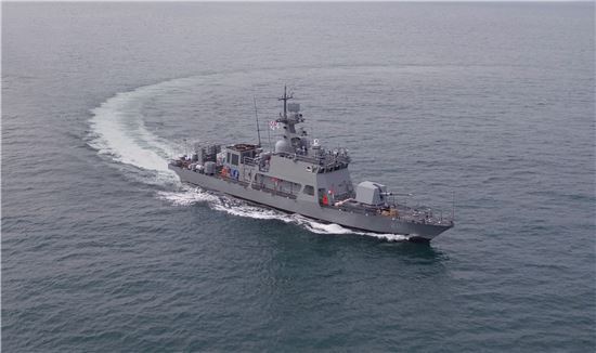 검독수리-B PKMR-211호정이 해군에 인도되기 전 최종 장비 확인 점검 차 부산 근해를 항해 중이다.