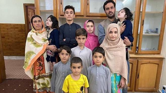 샴쌍둥이 자매 가족들. /BBC