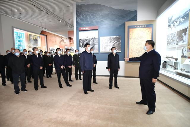 시진핑(오른쪽) 중국 국가주석이 19일 베이징 인민혁명군사박물관에서 열린 항미원조전쟁 70주년 기념 전시회 개막식에 참석해 이야기하고 있다. 베이징=신화 뉴시스