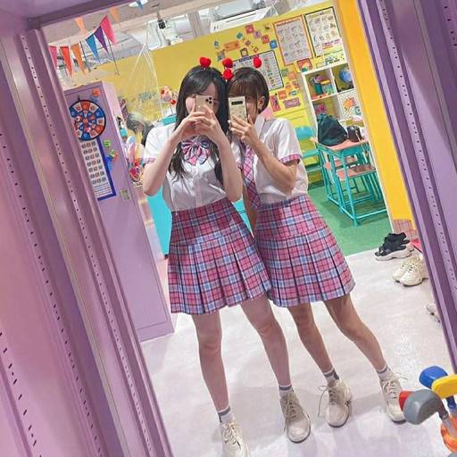 일본 에이전시 소속 모델들이 한국 교복처럼 디자인된 옷을 입고 포즈를 취하고 있다. 매체는 '한국 교복'이라고 설명했지만 한국 학생들이 입는 교복은 아닌 거로 보인다. 현대비즈니스