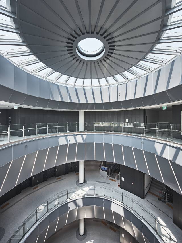 원형의 전시동 가운데에 위치한 아트리움./사진제공=이남선 사진작가