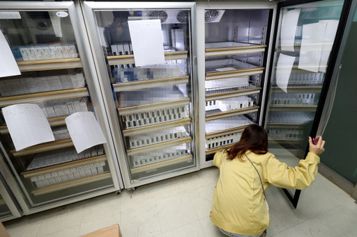 22일 오전 전남 장성군보건소에서 직원이 냉장 보관 중인 독감백신 비축분을 정리하고 있다. 연합뉴스