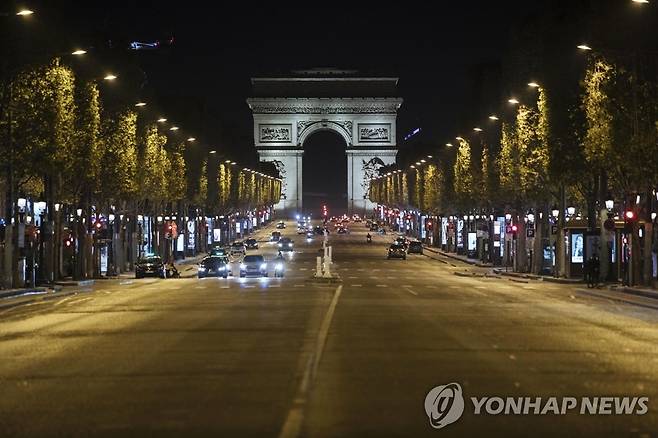 코로나19 야간 통금 탓에 한산한 파리 샹젤리제 거리 (파리 AP=연합뉴스) 야간 통금이 실시된 영향으로 17일(현지시간) 밤 프랑스 파리의 번화가인 샹젤리제 거리가 극히 한산한 모습을 보이고 있다. 프랑스 정부는 신종 코로나바이러스 감염증(코로나19) 확산세가 심각한 지역을 중심으로 16일 자정을 기해 야간 통금 조치를 취했다. jsmoon@yna.co.kr