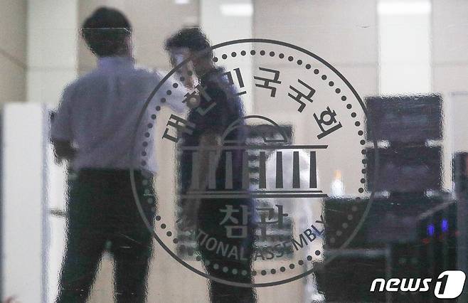 30일 서울 여의도 국회 본관에서 관계자들이 발열 체크를 하고 있다. 2020.8.30/뉴스1 © News1 성동훈 기자