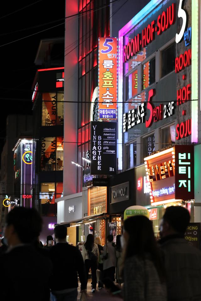 사회적 거리두기가 1단계로 완화된 지난 12일 서울 홍대 인근 유흥가에 시민들이 북적거리고 있다. 뉴시스