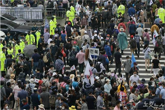 보수단체 집회 참가자들이 광복절인 지난 8월 15일 오전 서울 종로구 광화문광장에서 8·15 광복절 맞아 집회를 하기 위해 모였다.(사진=이한형 기자/자료사진)