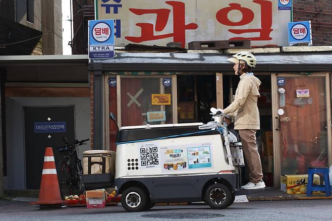 전덕순 매니저가 20일 냉장카트 '코코'를 몰고 서울 봉천동 주택가 골목길을 지나고 있다. /양수열 영상미디어 기자