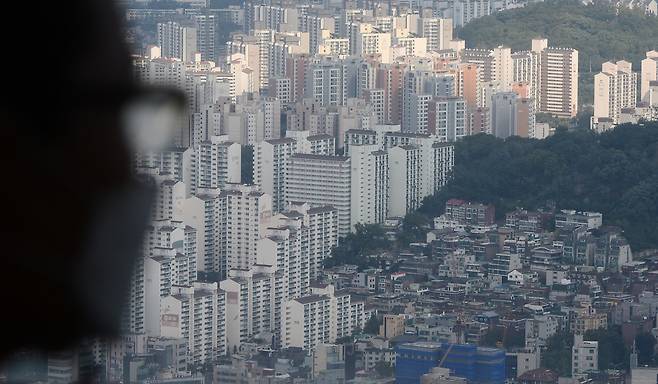 서울 용산구에 위치한 N서울타워에서 한 남성이 서울 시내를 응시하고 있다. [헤럴드경제DB]